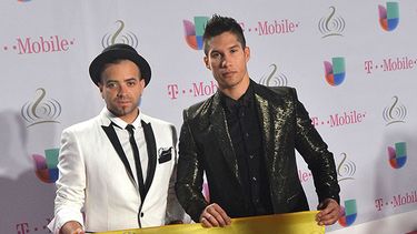 El dúo venezolano Chino y Nacho posa a su llegada a la ceremonia de la edición 26 de Premio Lo Nuestro a la Música Latina, en el American Airlines Arena, en Miami , Florida (EEUU). EFE/Gaston De Cardenas