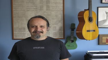 El ingeniero de sonido Carlos Cortés posa en su casa en Cumbres de San Mateo, en el estado de México. Cortés es uno de tres ingenieros mexicanos nominados al Oscar al mejor sonido por su trabajo en la película Sound of Metal, sobre un baterista de heavy metal que comienza a quedarse sordo.