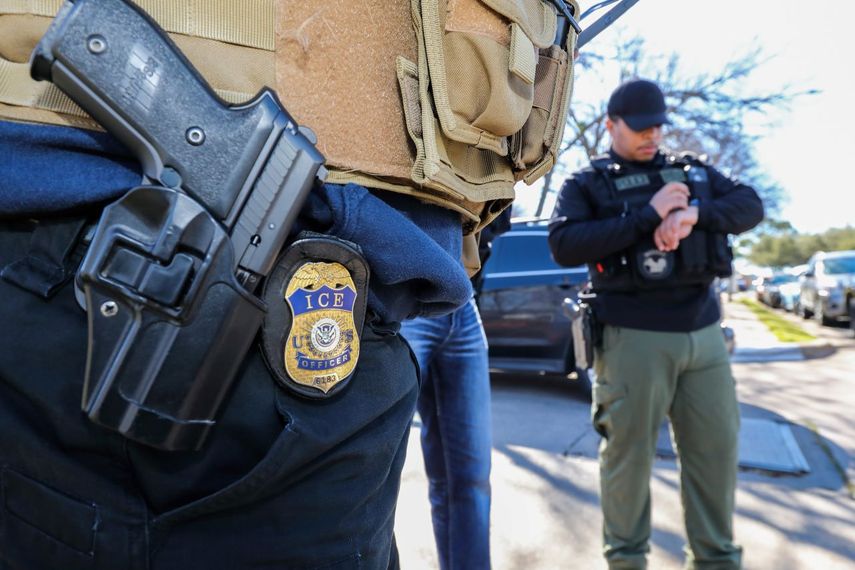 Agentes del Servicio de Inmigración y Control de Aduanas de Estados Unidos (ICE), durante un operativo contra inmigrantes irregulares.&nbsp;