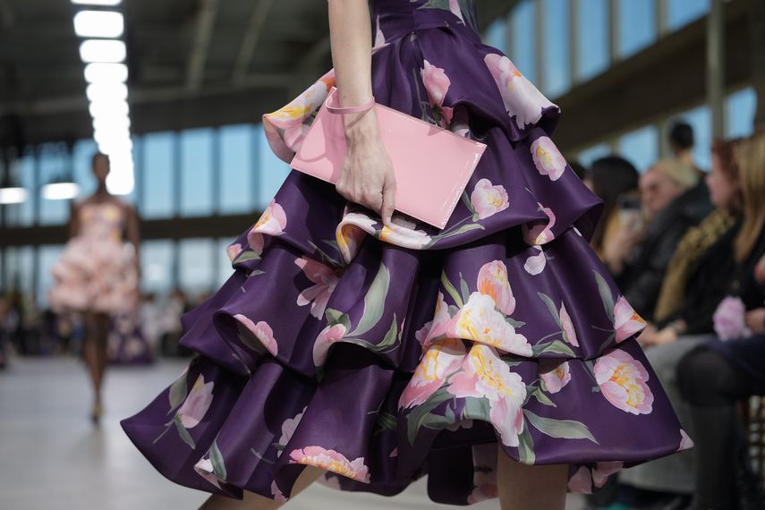 La colección de Carolina Herrera modela durante la Semana de la Moda, el lunes 12 de febrero de 2024, en Nueva York.