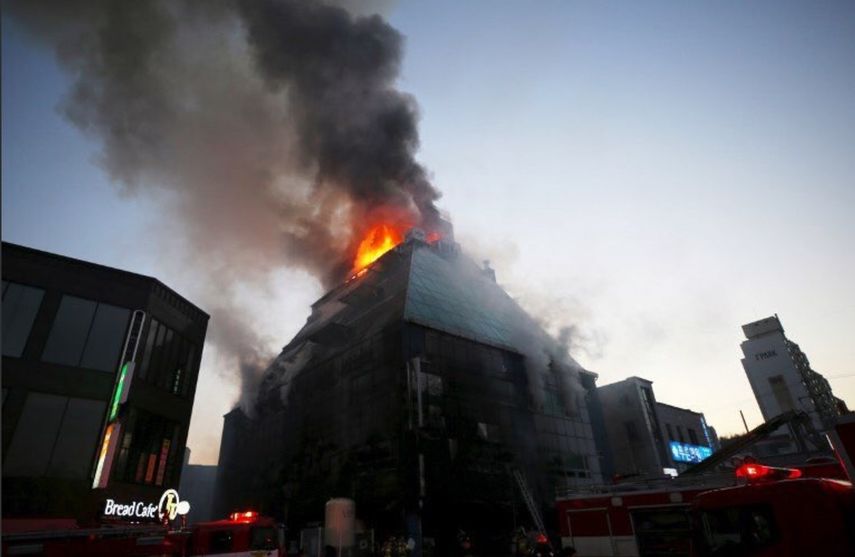 El incendio probablemente se inició en un vehículo estacionado en el aparcamiento&nbsp;del&nbsp;edificio, en la planta baja.