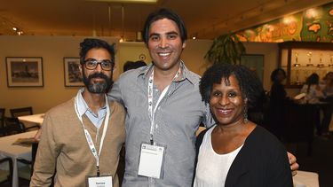 Sanjay Sharma, Kevin Turen (centro) y la directora general de PGA East, Michelle Byrd, asisten a la novena conferencia anual producida por en Twentieth Century Fox el sábado 10 de junio de 2017 en Los Ángeles. El productor de la serie Euphoria falleció el fin de semana.&nbsp;