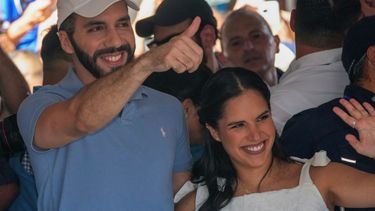El presidente de El Salvador, Nayib Bukele, que aspira a la reelección, y su esposa Gabriela Rodríguez saludan a sus seguidores después de votar en las elecciones generales, en San Salvador, El Salvador, el domingo 4 de febrero de 2024.&nbsp; &nbsp;