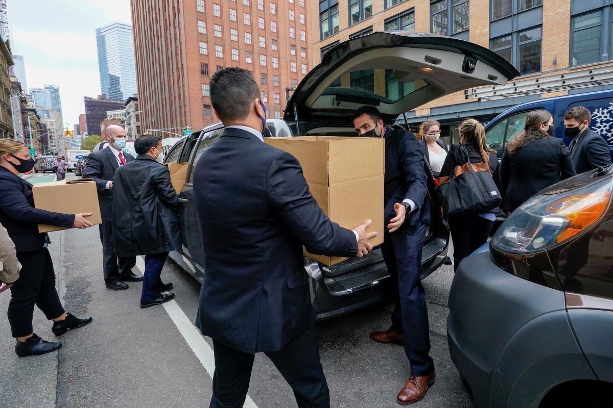 Agentes del FBI sacan cajas conn supuesta evidencia de la sede del gremio policial Sergeants Benevolent Association en Manhattan, Nueva York, el martes, 5 de octubre del 2021. Agentes del FBI sacan cajas conn supuesta evidencia de la sede del gremio policial Sergeants Benevolent Association en Manhattan, Nueva York, el martes, 5 de octubre del 2021.