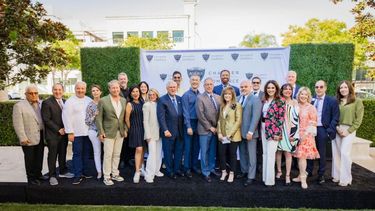 Asistentes a la Fiesta de Verano de la Cámara de Comercio de Beverly Hills.