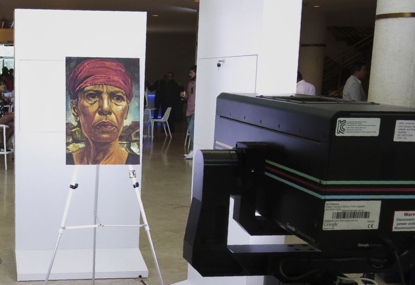 Goyita, una pintura elaborada por Rafael Tufi&ntilde;o Figueroa en 1953 que muestra a su madre, es colocada frente a la c&aacute;mara de Google para el arte en San Juan, Puerto Rico.