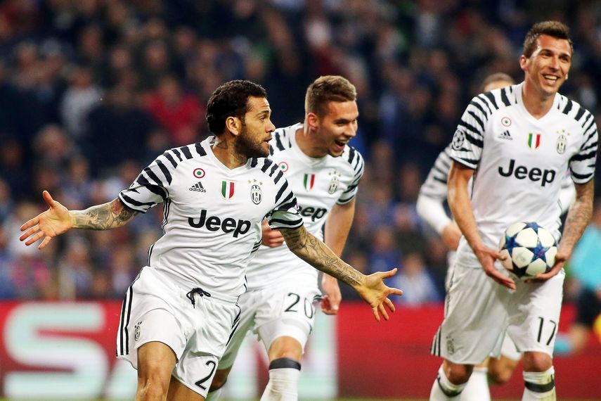El brasileño Dani Alves (izquierda) celebra junto sus compañeros de la Juventus el segundo gol. 