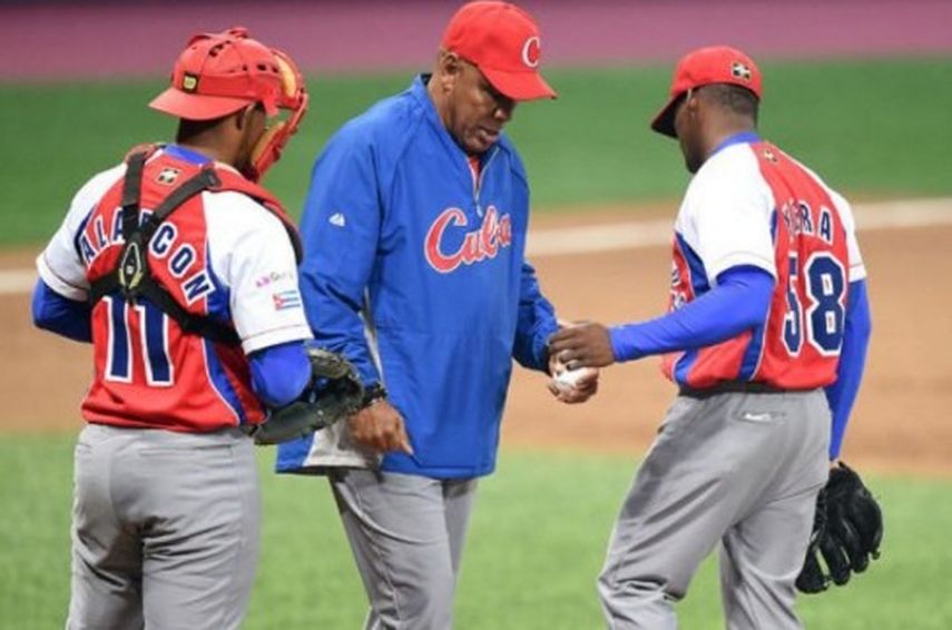 Víctor Mesa le retira la pelota al pitcher Yoanni Yera (CORTESÍA)