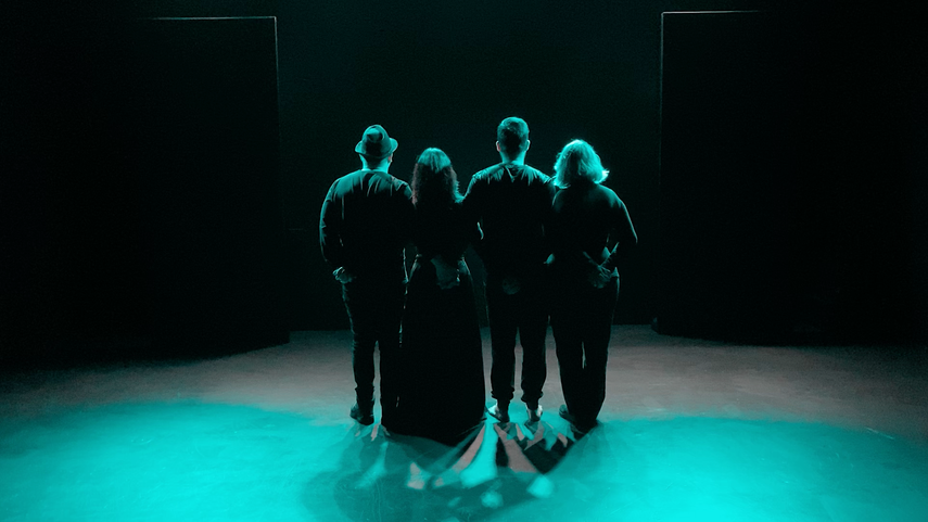 Acorralados, una adaptación cautivadora de la pieza teatral Huis clos de Jean-Paul Sartre, dirigida por Miriam Bermúdez.