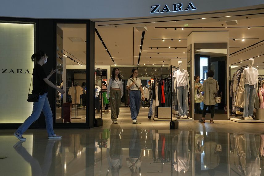 La gente recorre una tienda insignia de Zara en un centro comercial en Beijing, el miércoles 21 de junio de 2023.