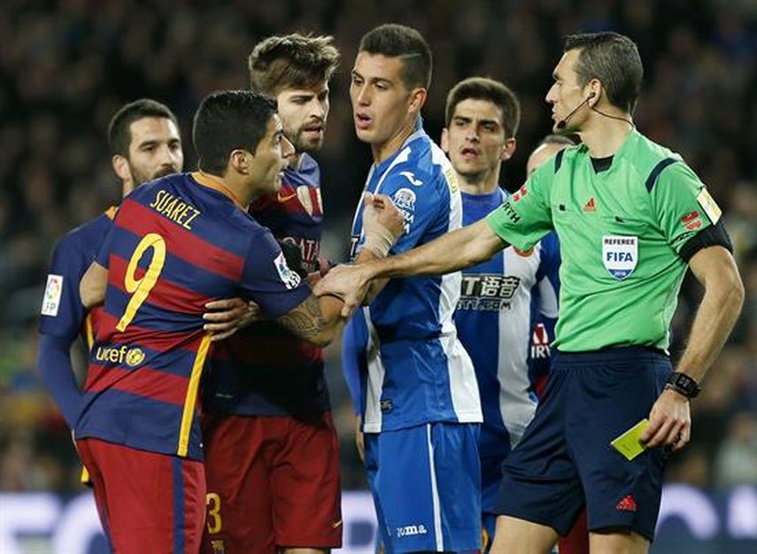 Luis Suárez (izquierda) podría ser suspendido por las incidencias en el partido de ida. (EFE)