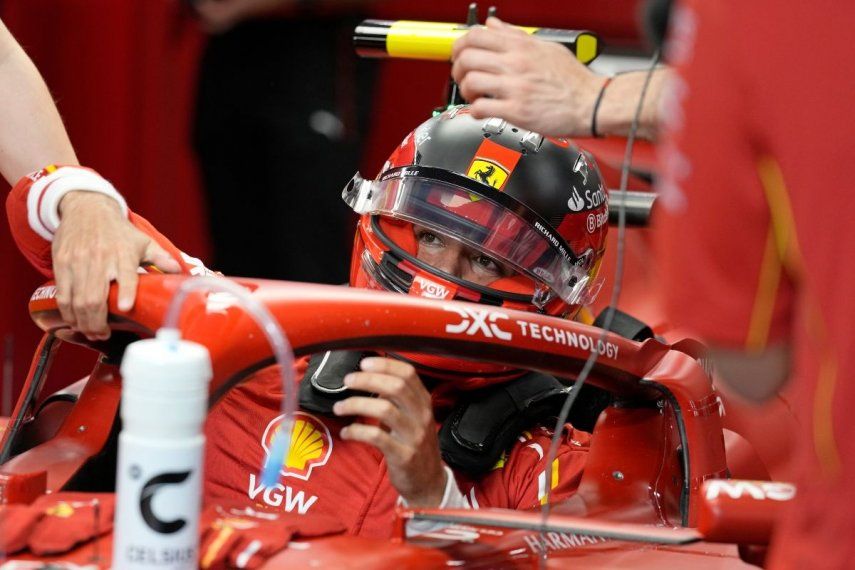 El piloto español de la escudería Ferrari, Carlos Sainz, sentado en su auto antes del inicio de la segunda sesión de práctica antes del Gran Premio de Arabia Saudí en Yeda, el jueves 7 de marzo del 2024.