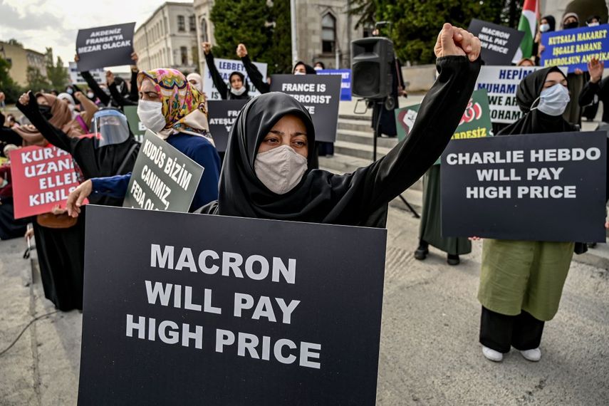 Manifestantes en Estambul, corean consignas y sostienen carteles contra Francia y el presidente franc&eacute;s, el 13 de septiembre de 2020, durante una protesta contra la publicaci&oacute;n de la caricatura del profeta Mahoma por la revista francesa Charlie Hebdo.