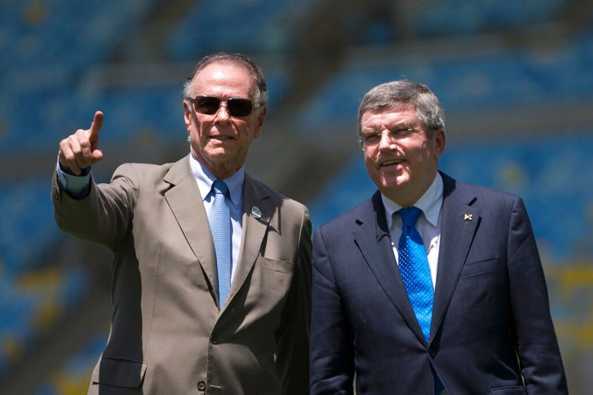 El presidente del Comité Olímpico de Brasil, Carlos Arthur Nuzman, a la izquierda, y el presidente del Comité Olímpico Internacional, Thomas Bach, visitan el estadio Maracaná, el 22 de enero de 2014, en Río de Janeiro.