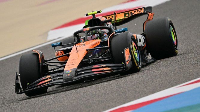 El piloto británico de McLaren, Lando Norris, conduce durante el primer día de pruebas de pretemporada de Fórmula 1 en el Circuito Internacional de Baréin en Sakhir, el 26 de febrero de 2025.