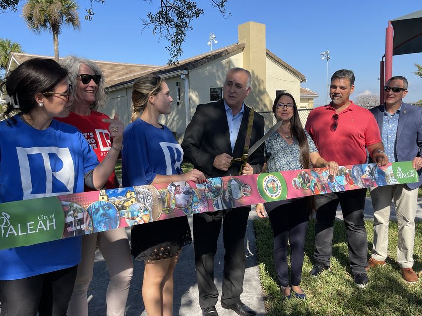 Alcalde Esteban Bovo corta la cinta junto a miembros de NAR, la concejala de Hialeah Jackeline García-Roves, el representante estatal Alex Rizo y director de Parques y Recreación, William Sánchez.&nbsp;
