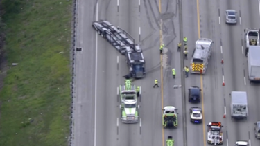 Las autoridades trabajan para limpiar la escena del accidente y reabrir la carretera.