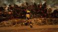 Un bombero corre para combatir las llamas causadas por los incendios forestales en Santa Juana, Chile, el lunes 6 de febrero de 2023.