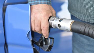 Un usuario pone gasolina a su automóvil.