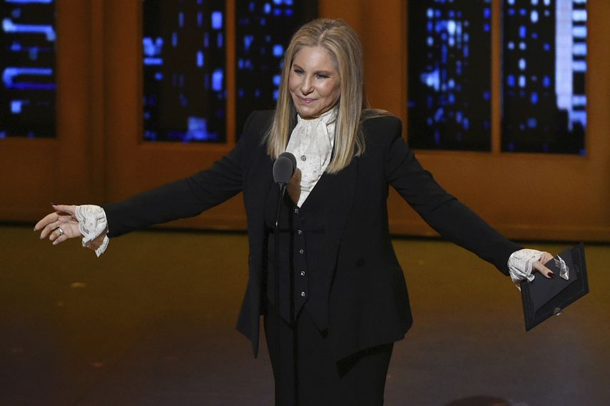 Barbra Streisand presenta el premio a mejor musical en los Premios Tony en Nueva York el 12 de junio de 2016.