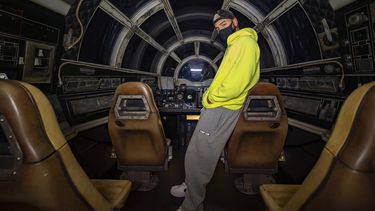 Maluma visita otra galaxia en Walt Disney World.