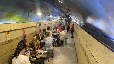 Túnel de un viejo refugio antibombas de la Segunda Guerra Mundial en el que funciona un restaurante que ofrece una especie de fondue chino en Chongqing (China). Foto del 20 de agosto del 2022.