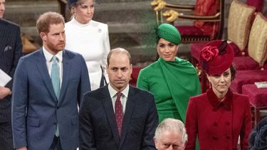 Meghan vestida de verde con un pequeño sombrero estilo beret ladeado y zapatos nude, Enrique con traje azul y corbata clara del mismo color, se sentaron en segunda fila.