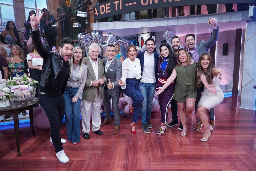 Los reci&eacute;n casados recibieron el cari&ntilde;o de los compa&ntilde;eros del chef James en el set de Un Nuevo D&iacute;a.&nbsp;