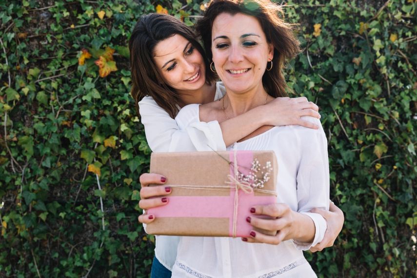 Una hija obsequia a su mamá un detalle en el Día de las Madres.&nbsp;