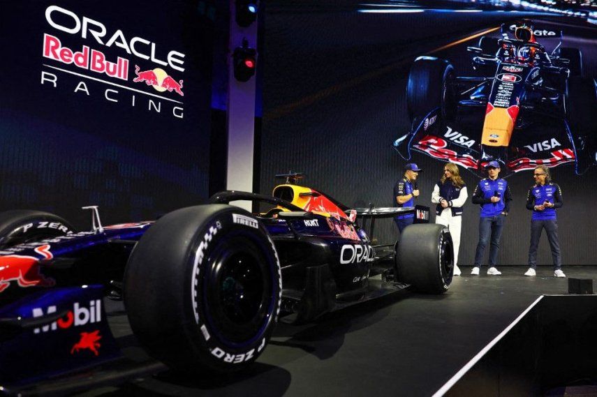 Isack Hadjar (Francia) y Oracle Red Bull Racing, Max Verstappen (Países Bajos) y Oracle Red Bull Racing, y Laurent Mekies, director del equipo Oracle Red Bull Racing, presentan su diseño para 2026 durante el lanzamiento de la temporada de Red Bull Racing en la Estación Central de Michigan el 15 de enero de 2026 en Detroit, Michigan.&nbsp;