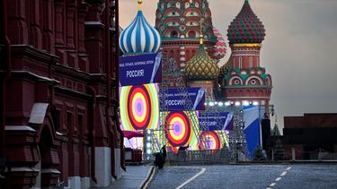 Personas hacen preparativos para un concierto en la Plaza Roja de Moscú, con estructuras que llevan las palabras Donetsk, Luhansk, Zaporiyia, Jersón, Rusia, con la Catedral de San Basilio y el Mausoleo de Lenin como telón de fondo, el jueves 29 de septiembre de 2022.