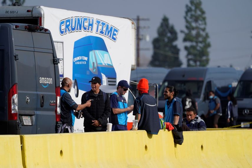 Conductores de Amazon esperan mientras su sistema de logística presenta fallas en Rosemead, California, el martes 7 de diciembre de 2021.