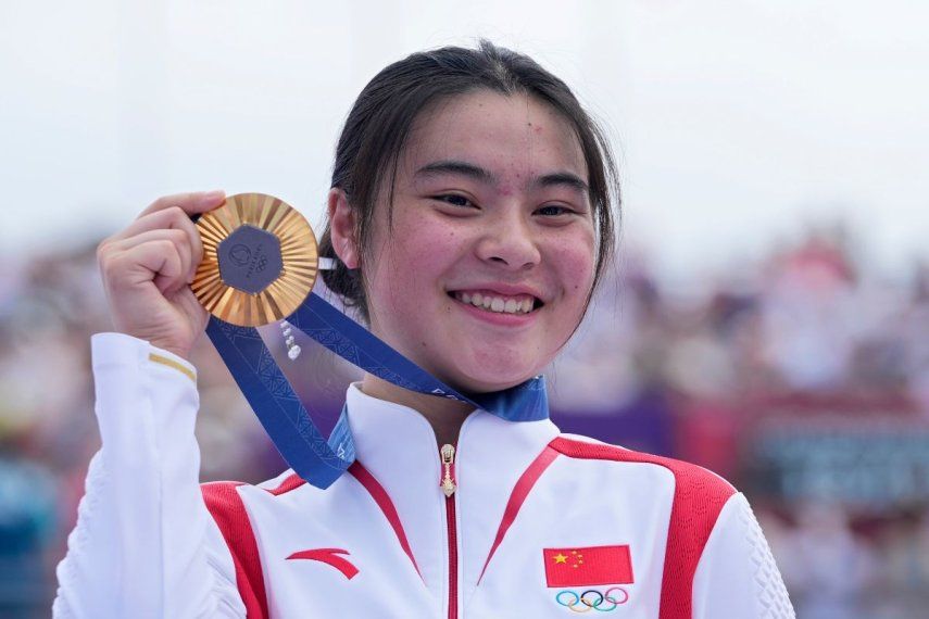 Deng Yawen, de China, posa con la medalla de oro tras ganar la prueba femenina del BMX freestyle de los Juegos Olímpicos, el miércoles 31 de julio de 2024, en París, Francia.