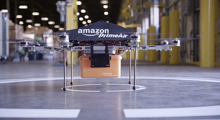 Imagen sin datar cedida por Amazon el 2 de diciembre del 2013 que muestra un avión no tripulado o dron con una caja de transporte en Seattle, Estados Unidos. (EFE)