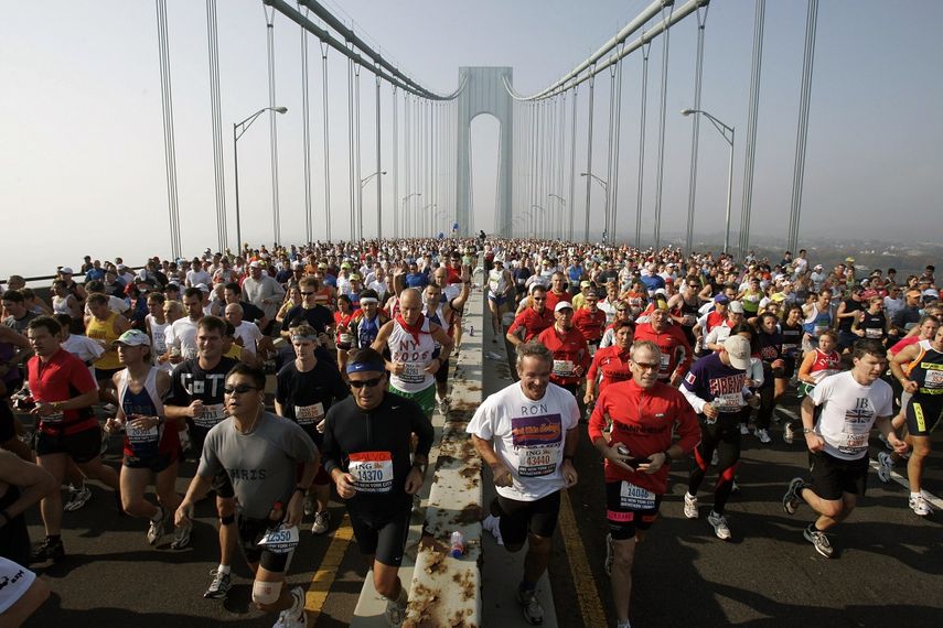 &nbsp;En esta foto del 6 de noviembre de 2005, los corredores avanzan en el puente Verrazano al inicio de la edici&oacute;n 36 del marat&oacute;n de Nueva York.