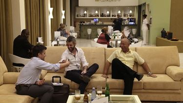 Turistas bromeando en el vestíbulo del Capri. El hotel reabrió sus puertas decidido a explotar su fama como sitio predilecto de los mafiosos en la Cuba prerrevolucionaria para atraer los dólares de los turistas. (AP)