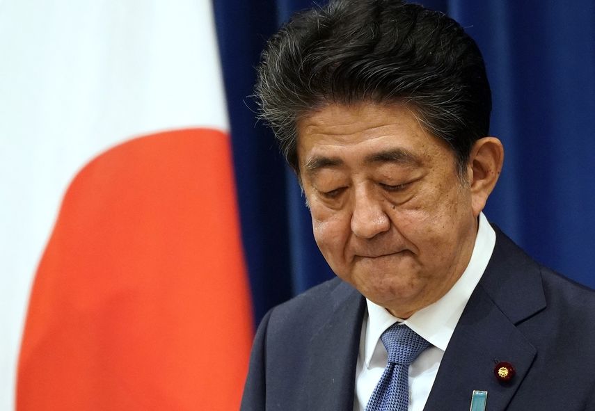 El primer ministro japon&eacute;s, Shinzo Abe, hace gestos durante su conferencia de prensa en la residencia oficial del primer ministro en Tokio el 28 de agosto de 2020.&nbsp;