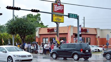 Imagen de archivo de un grupo de trabajadores de establecimientos de comida rápida que protestaban en Miami para reclamar un incremento del salario mínimo.