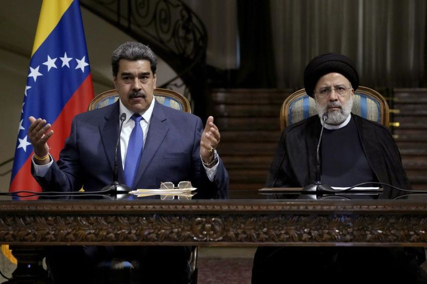 El dictador Nicolás Maduro y el presidente iraní, Ebrahim Raisi, en el Palacio Saadabad de Teherán, Irán, el 11 de junio de 2022.