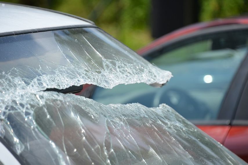 La escena abarcó alrededor de una milla a la redonda donde se&nbsp;veían&nbsp;los autos con&nbsp;ventanas rotas&nbsp;y destrozos en el interior.