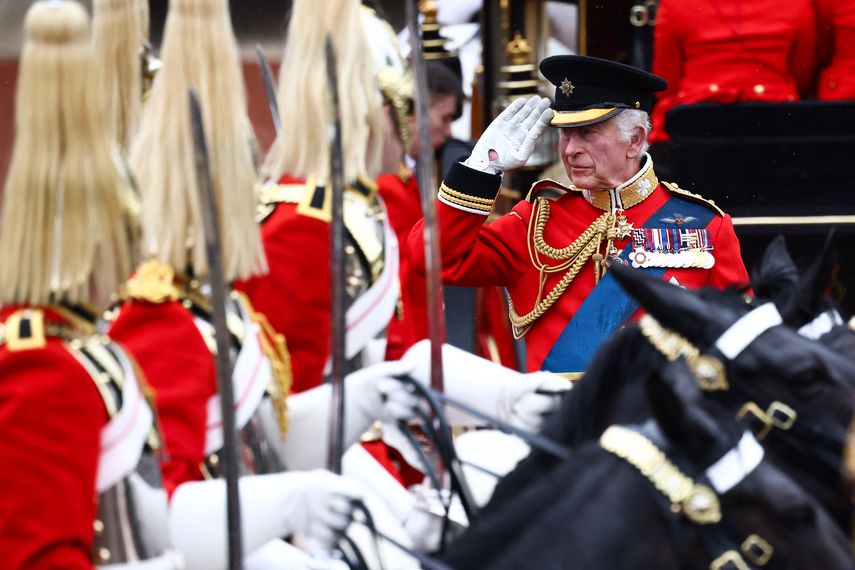 El rey Carlos III saluda a los salvavidas, un regimiento de la Caballería Real, fuera del Palacio de Buckingham después de asistir al Desfile del Cumpleaños del Rey, Trooping the Colour, en Londres, el 15 de junio de 2024.