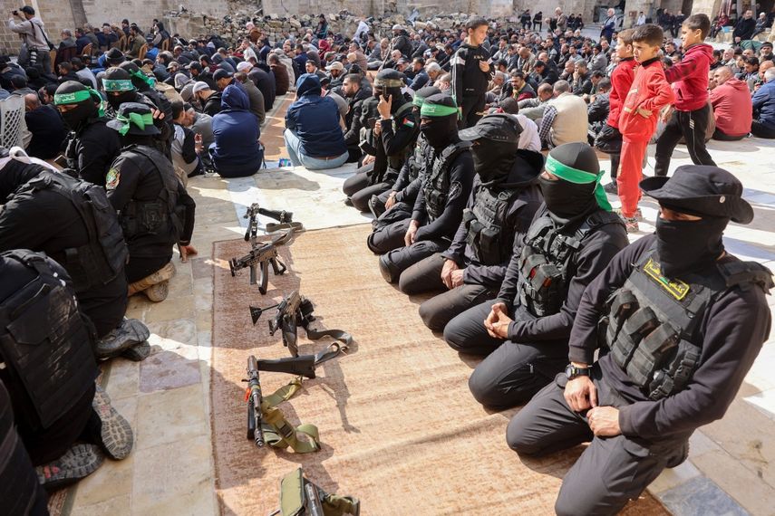 Militantes terroristas de las Brigadas Ezzedine al-Qassam, brazo armado de Hamás, asisten al funeral de dos combatientes en la ciudad de Gaza el 24 de enero de 2025.