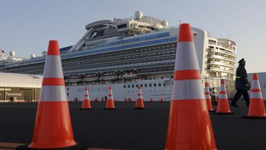 En esta foto del 13 de febrero de 2020, un guardia de seguridad camina frente al Diamond Princess, el crucero en cuarentena que atrac&oacute; en Yokohama, Jap&oacute;n.&nbsp;