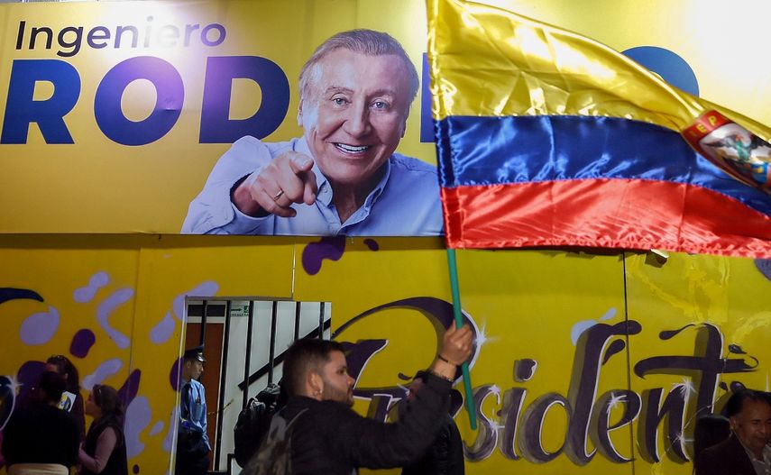 Los partidarios del candidato presidencial independiente colombiano Rodolfo Hernández celebran en Bogotá después de las elecciones presidenciales.