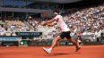 Thiago Seyboth Wild devuelve ante Daniil Medvedev durante la primera ronda del Abierto de Francia, el martes 30 de mayo de 2023, en París.&nbsp;