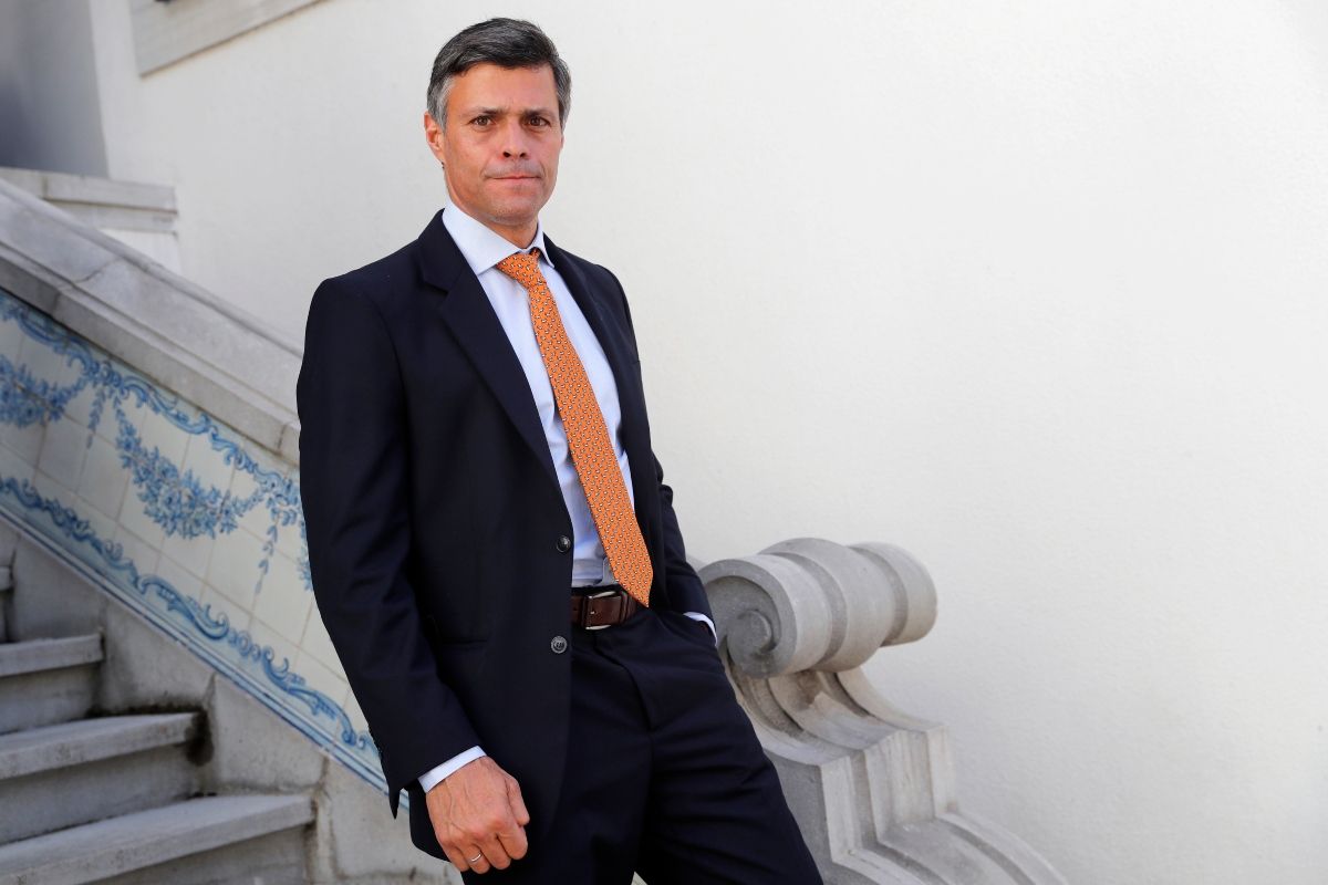 El activista opositor venezolano Leopoldo López camina en Lisboa tras hablar con The Associated Press el miércoles, 12 de mayo del 2021. El activista opositor venezolano Leopoldo López camina en Lisboa tras hablar con The Associated Press el miércoles, 12 de mayo del 2021.