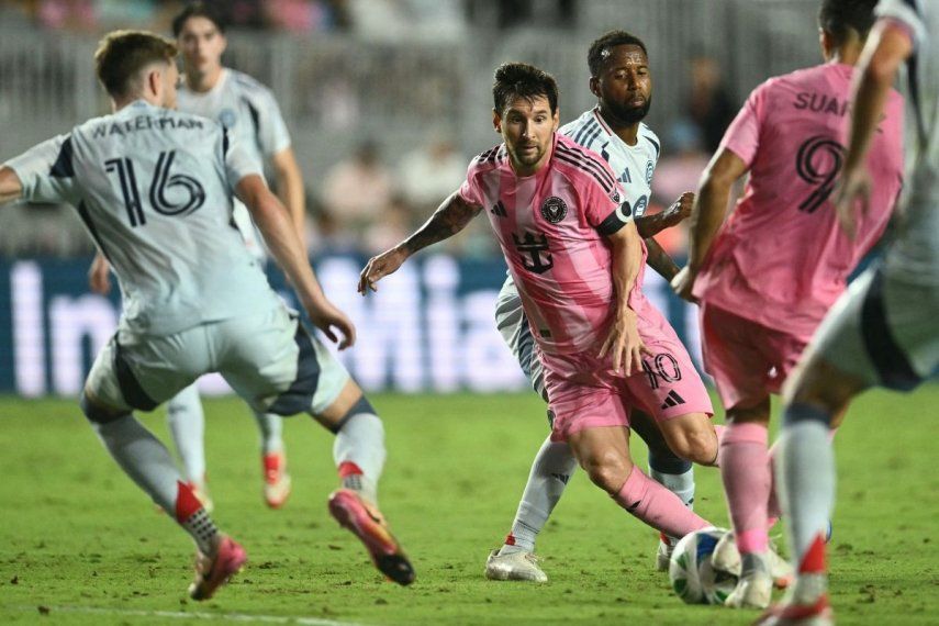 El delantero argentino del Inter Miami, el delantero argentino # 10 Lionel Messi (2L), recibe un pase del delantero uruguayo del Inter Miami, Luis Suárez, mientras es desafiado por el centrocampista estadounidense # 23 Kellyn Acosta, y el defensa canadiense # 16 Joel Waterman durante el partido de fútbol de la temporada regular de la Major League Soccer (MLS) entre el Inter Miami CF y el Chicago Fire FC en el Chase Stadium en Fort Lauderdale, Florida, el 30 de septiembre de 2025.