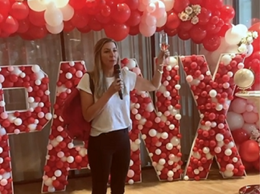 Empleados quedan boquiabiertos con regalo de su empleadora