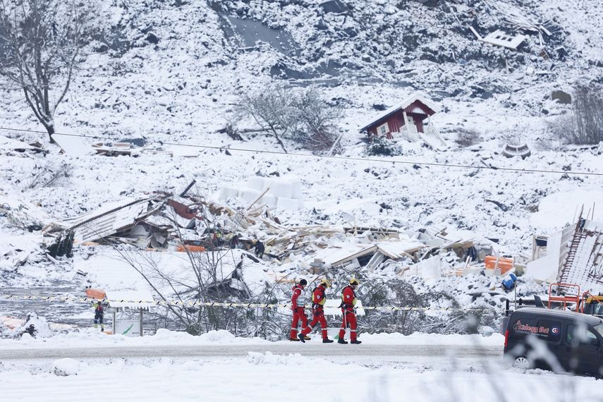 Equipos de rescate en Ask, Noruega, buscan sobrevivientes después de un deslizamiento de tierra que sepultó un área residencial hace cuatro días, el 2 de enero de 2021.&nbsp;