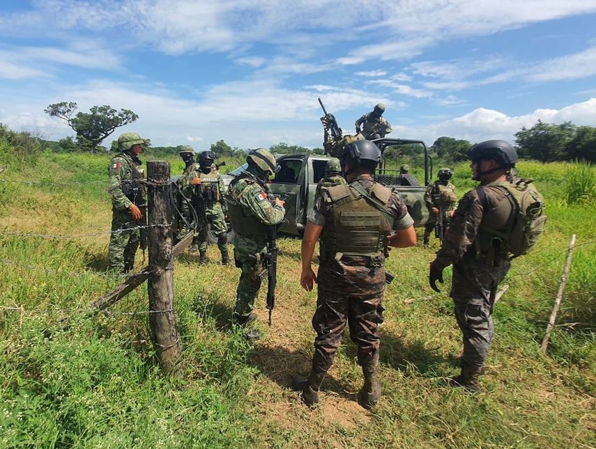Unidades del Ejército de Guatemala durante una inspección del perímetro donde se encontraba el presidente.&nbsp;